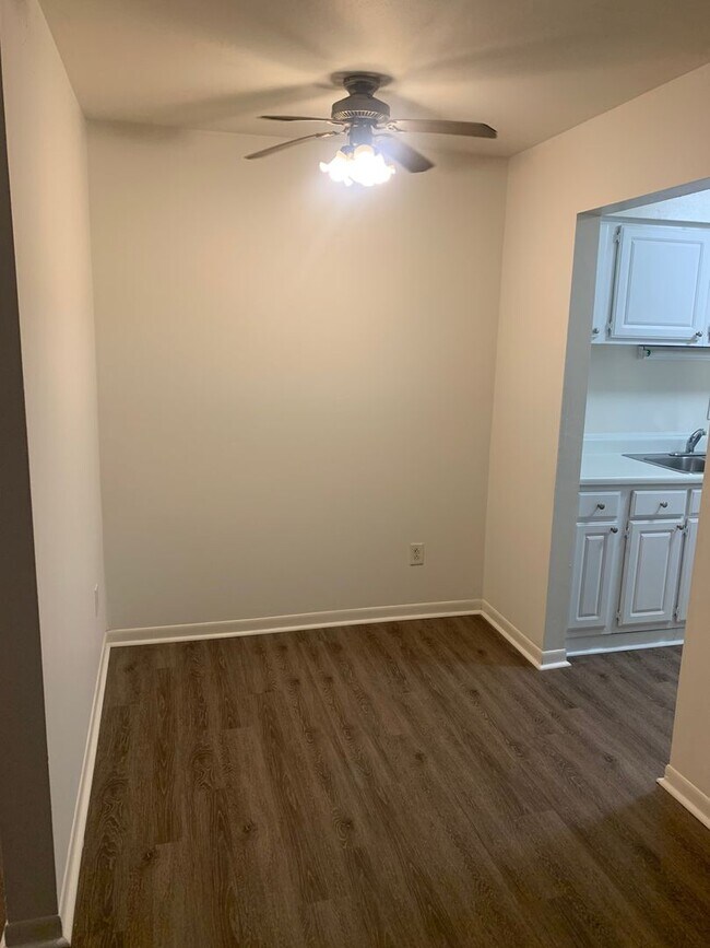 Building Photo - 1 Bedroom 1Bath Condo Available with Water