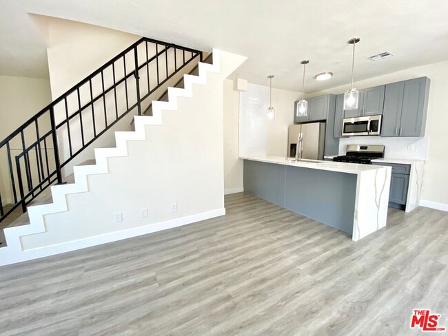 Building Photo - 6941 Hazeltine Ave