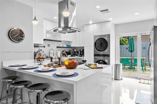 Building Photo - 2600 NE 15th St