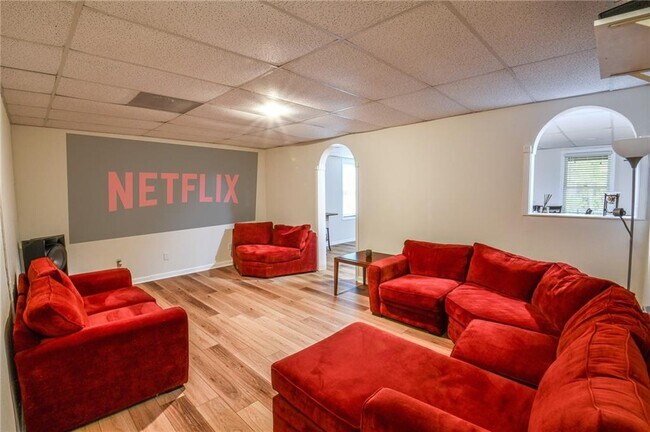 Building Photo - 1865 Oak Tree Hollow