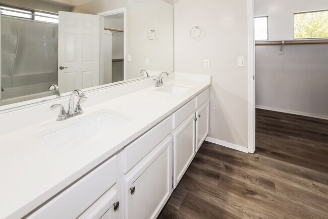 Building Photo - 13833 W Keim Dr