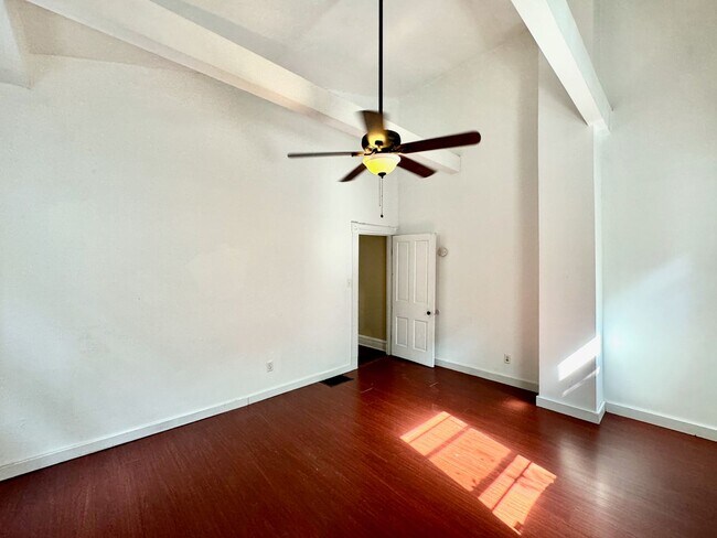 Building Photo - 4 Bed/2 bath UC Rental On Victor + Parking...