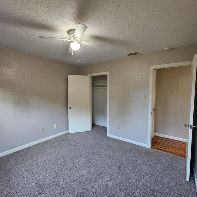 Building Photo - 1402 Sheppard Ln