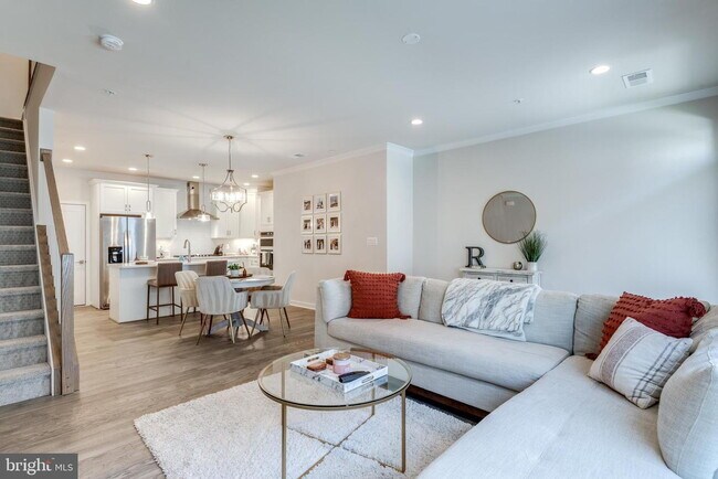 Building Photo - MOVE-IN READY TOWNHOUSE-STYLE CONDO IN ASHBURN