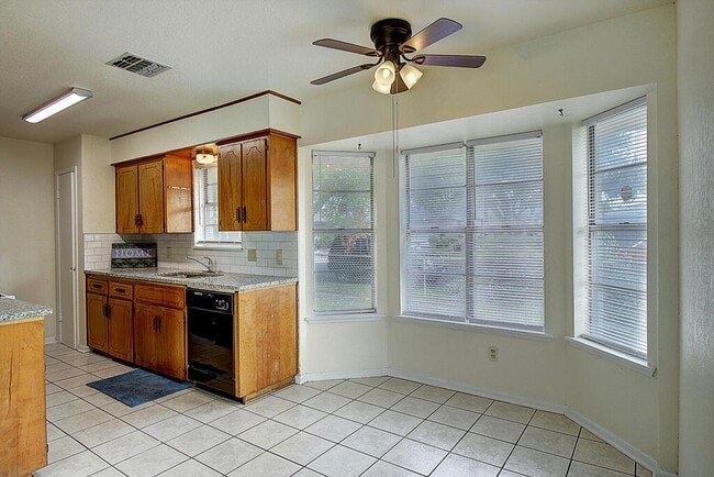 Building Photo - 2202 Saxony Dr