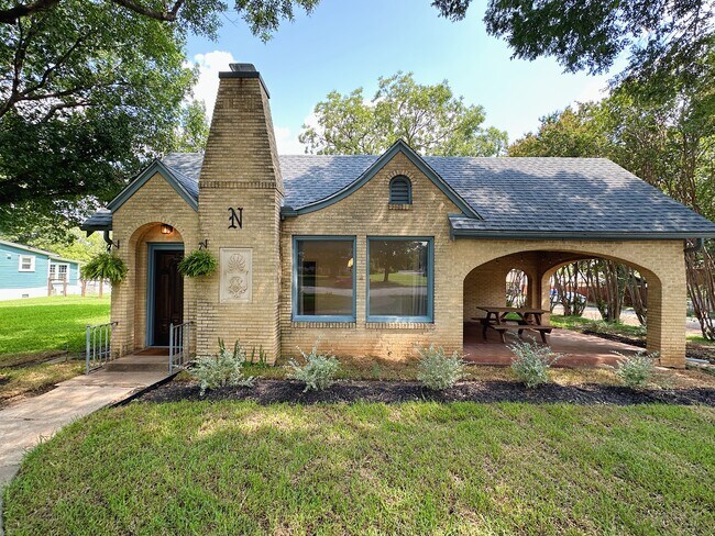 Building Photo - 2726 Sanger Ave