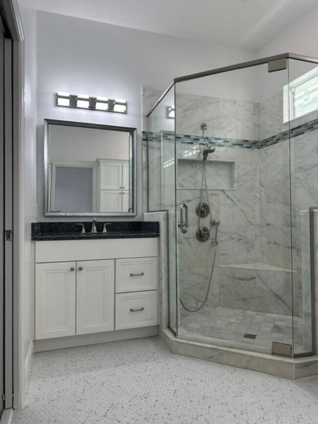 Building Photo - Completely remodeled 4 Bedroom 2 Bath sing...