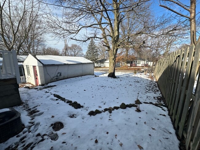 Building Photo - 809 Lakewood Blvd