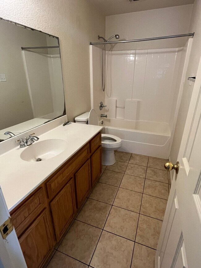 Building Photo - Beautiful Home in Great Location
