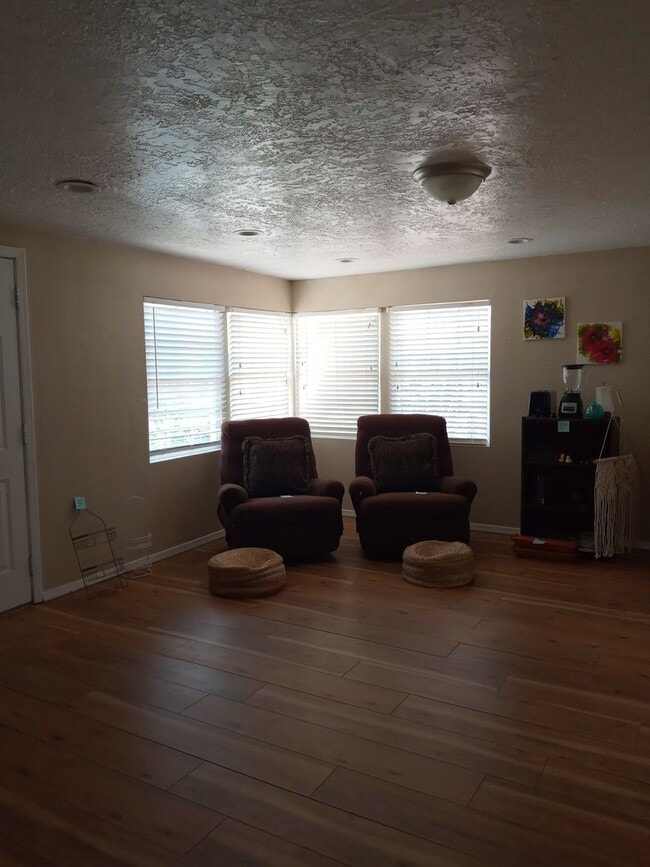 Building Photo - PRICE IMPROVEMENT!! RIO RANCHOAFFORDABLE!!