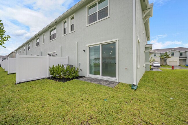 Building Photo - 520 Rivergrass St