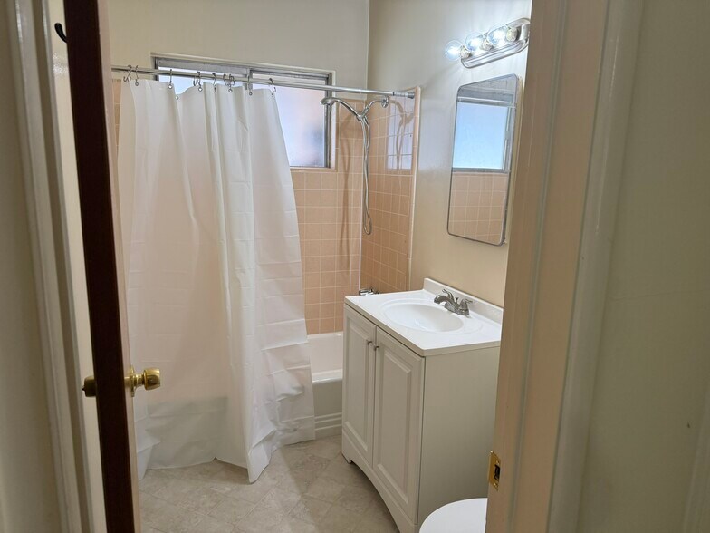 Building Photo - 330 E Fairview Ave