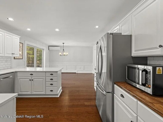 Building Photo - 119 Cedar Dr