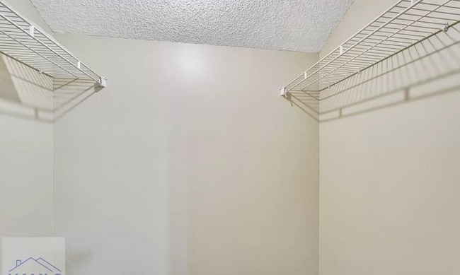 Building Photo - 910 Brett Dr