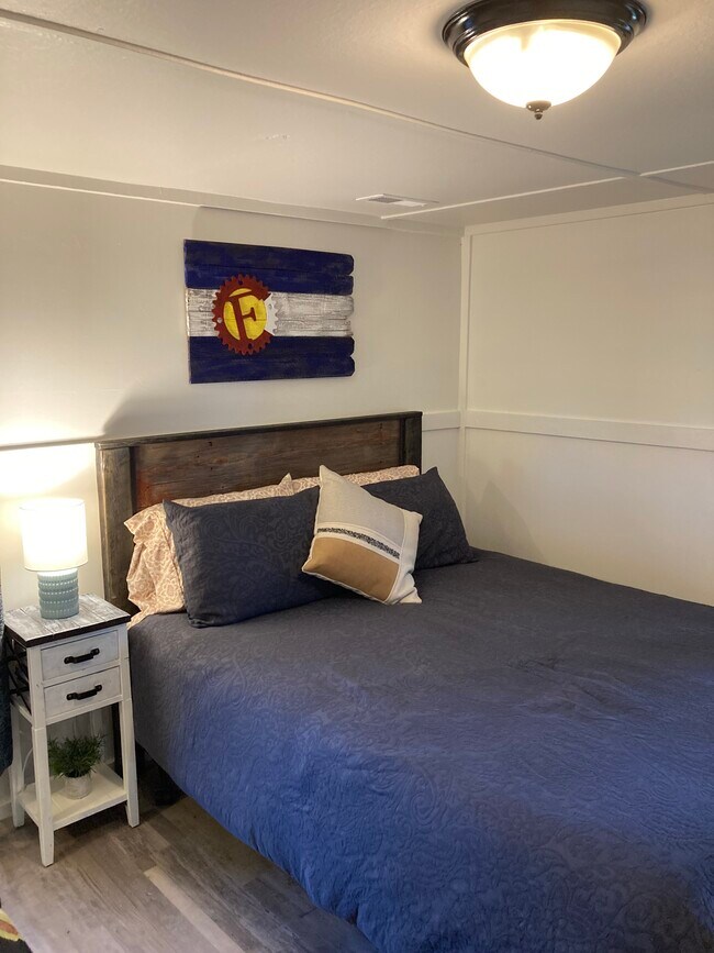 Building Photo - 405 W Aspen Ave