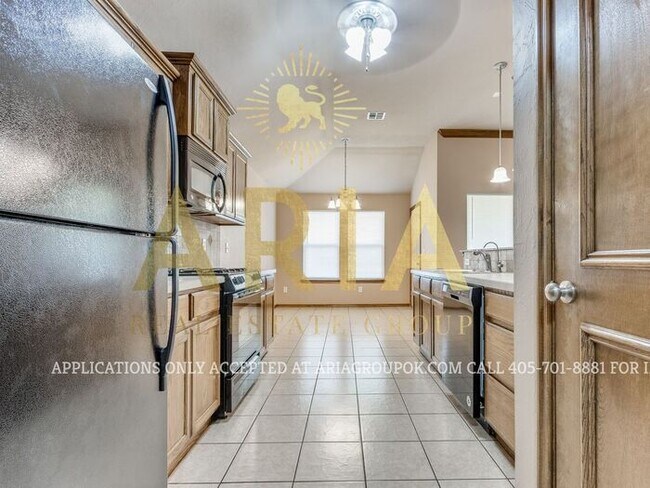 Building Photo - BEAUTIFUL 3 BED/2 BATH HOME IN ROYAL OAKS!...