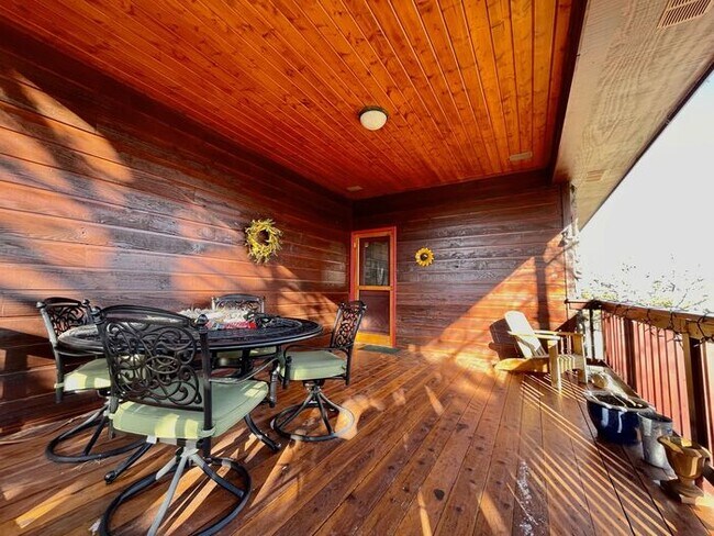 Building Photo - Large 3 bedroom home with gorgeous views i...