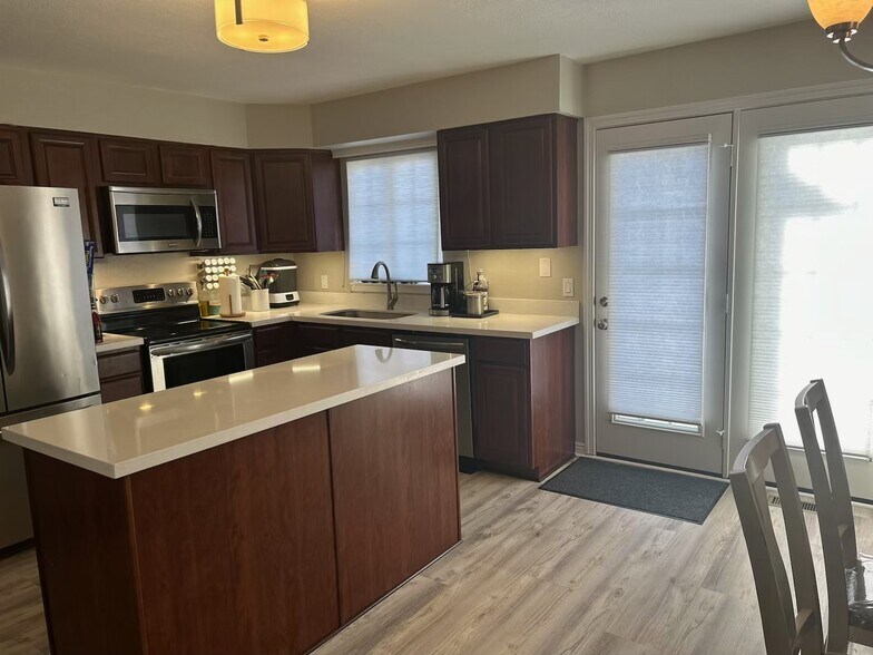 Kitchen - new appliances - 19617 Rosewood Ct