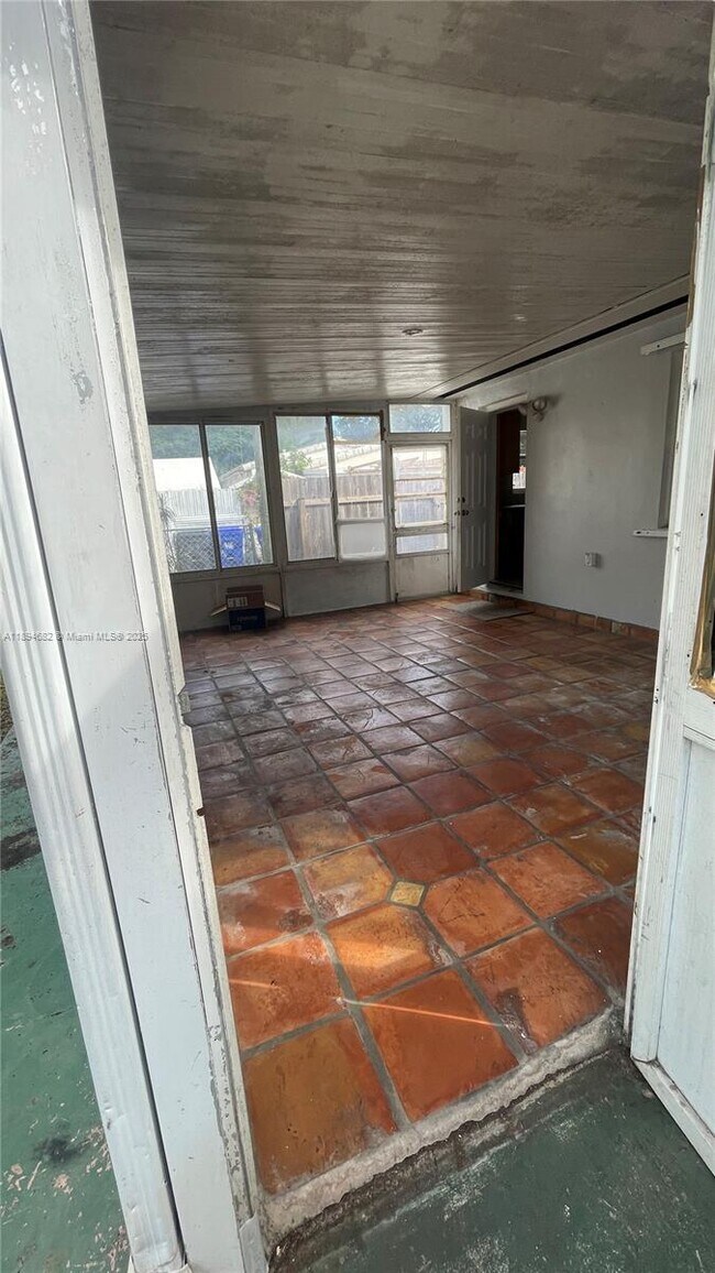 Building Photo - 1909 Mayo St