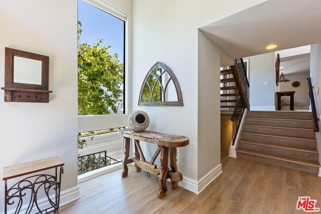 Building Photo - 1541 Palisades Dr
