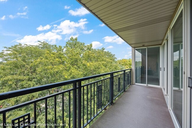 Building Photo - 5950 Oakwood Dr