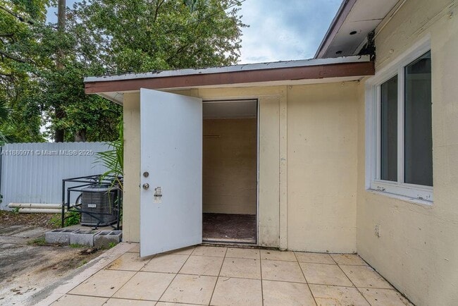 Building Photo - 5551 SW 37th St