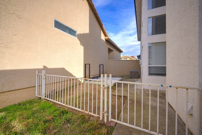 Building Photo - 2701 San Marcos Ct