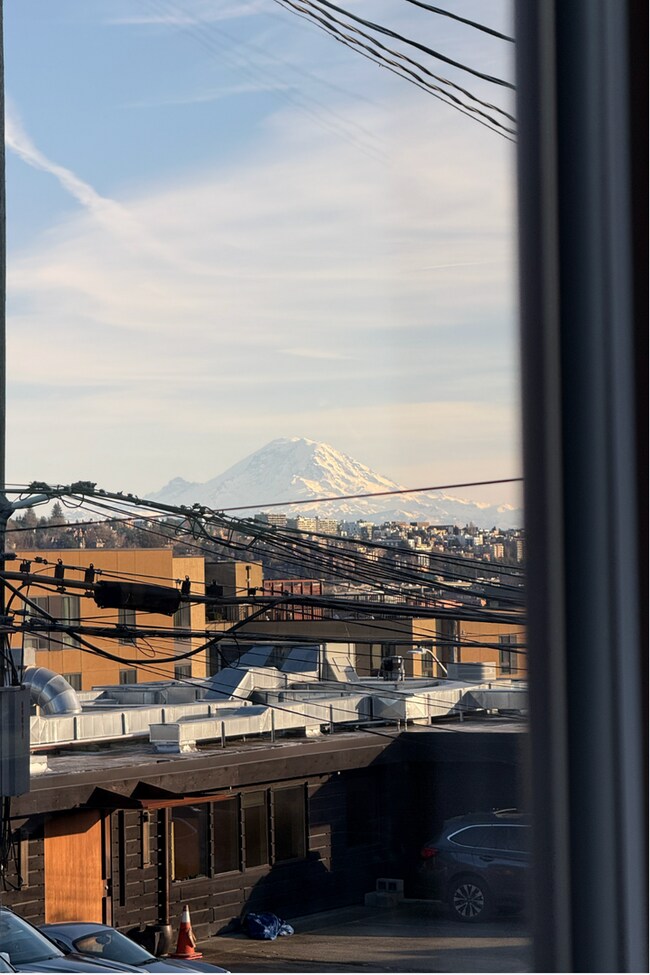 Building Photo - Stunning 2BR and 3BA single family with la...