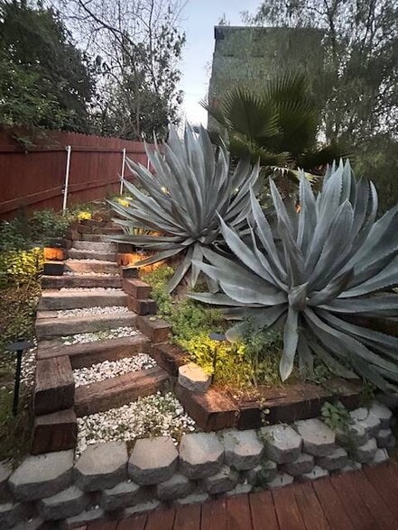 Building Photo - 2600 Forest Park Dr