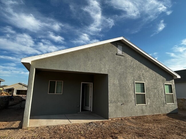 Building Photo - Beautiful home in Legends West *New Build*