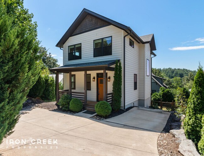 Primary Photo - Modern Design Meets Mountain Views in West...