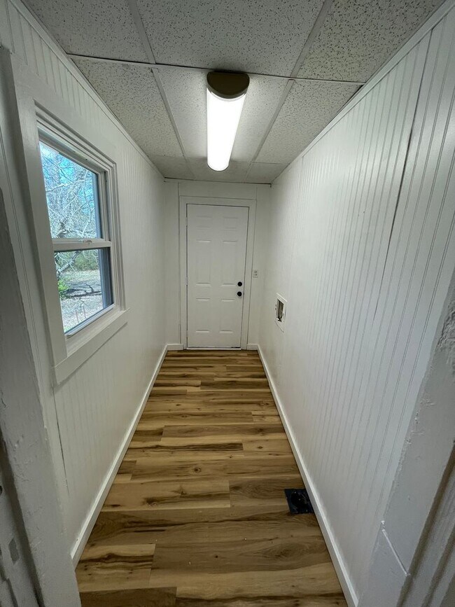 Building Photo - 2/1 Duplex in Benton