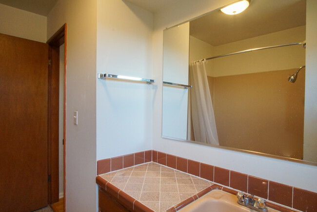 Building Photo - Large Clean Open Hillsdale apartment, Big ...