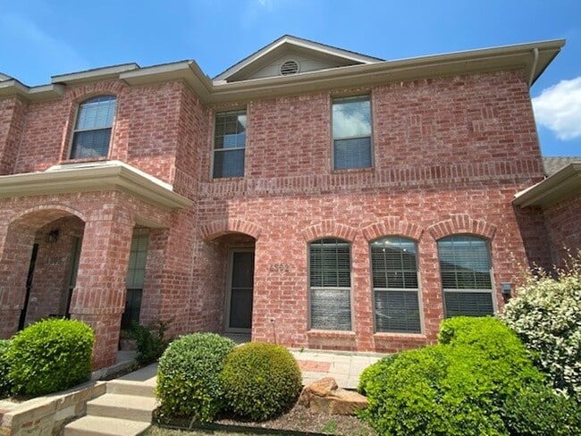 Building Photo - Lovely 2 bedroom townhome in very desirabl...