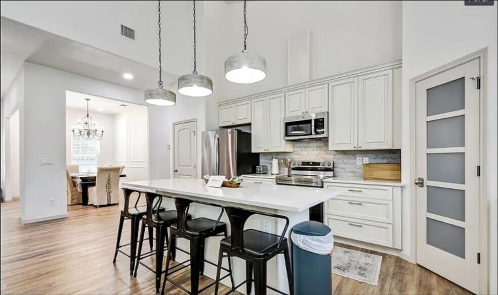 Building Photo - 210 Cottage St