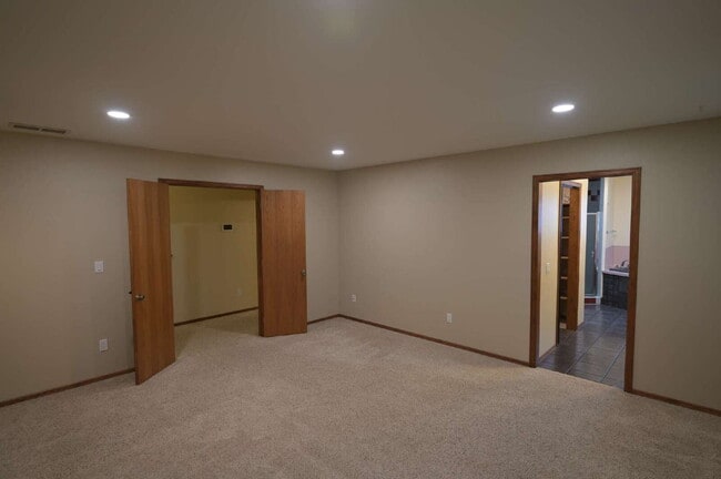 Building Photo - Single level, 3+ bed 3 bath, 2,932 sf home on 1.23 acres in Sequim