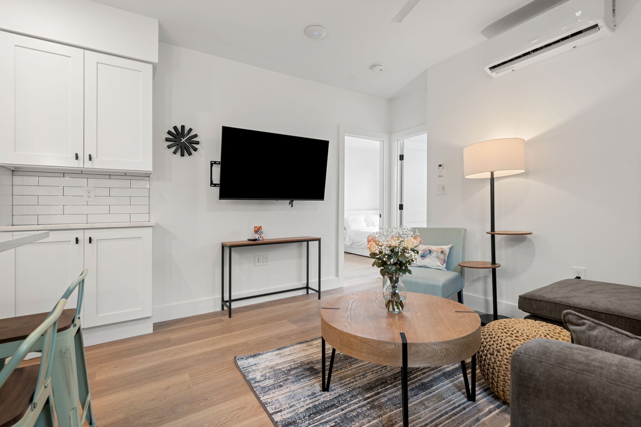 Building Photo - 621 E 8th St