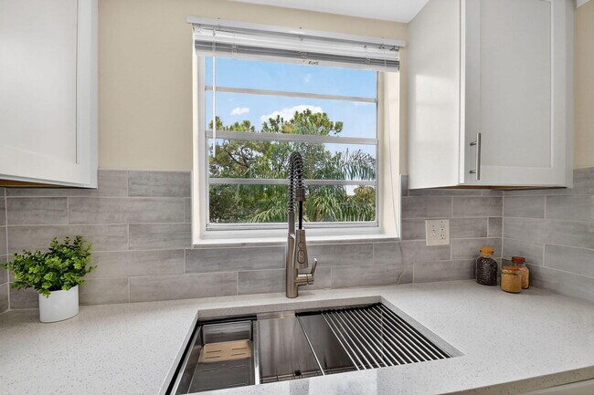 Building Photo - 3810 Via Poinciana