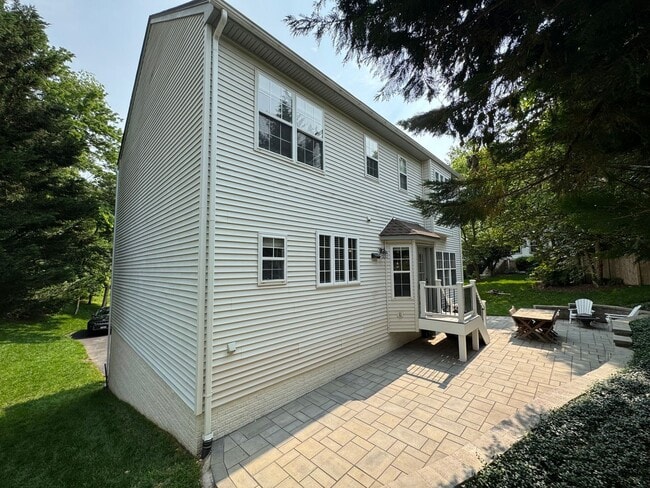 Building Photo - Stunning 4 Bed 3.5 Bath Single Family Home...