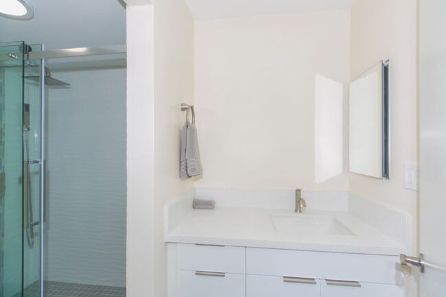 Building Photo - Canterbury Place - Fully renovated with hi...