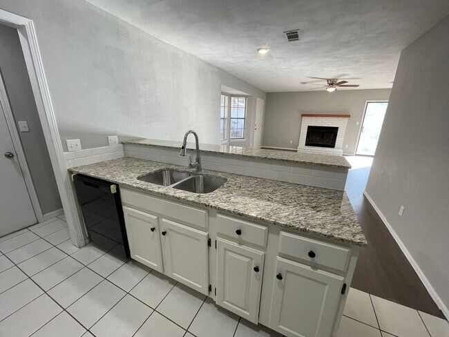 Building Photo - 8512 Southridge Dr