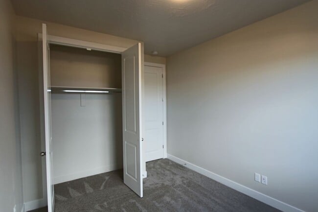 Building Photo - LIKE NEW: 2170+ SQFT and majestic VIEWS  3 Br 2.5 Ba 2 Car garage