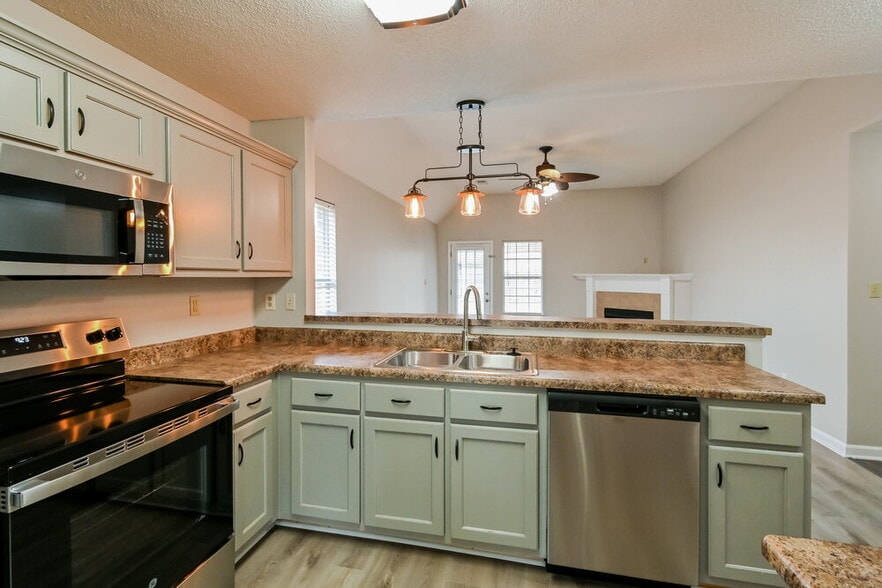 Building Photo - 8262 Regal Bend Dr