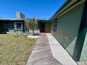 Building Photo - 563 Parkview Dr