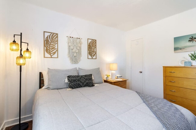 Building Photo - 9714 11th Bay St