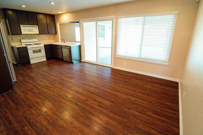 Building Photo - Spacious 4 Bed / 2 Bath Pool Home in Prime Corona Location!