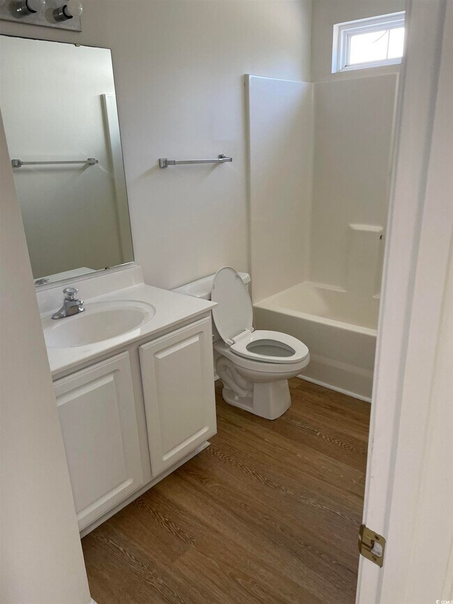 Building Photo - 204 Bittersweet Ln