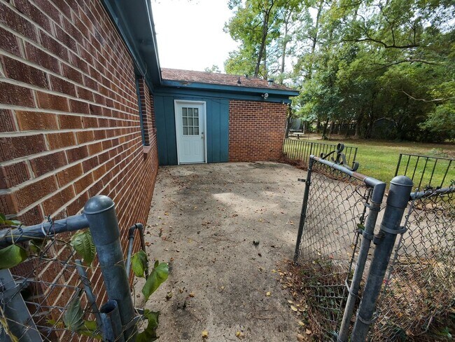Building Photo - 3/2 Spacious Backyard