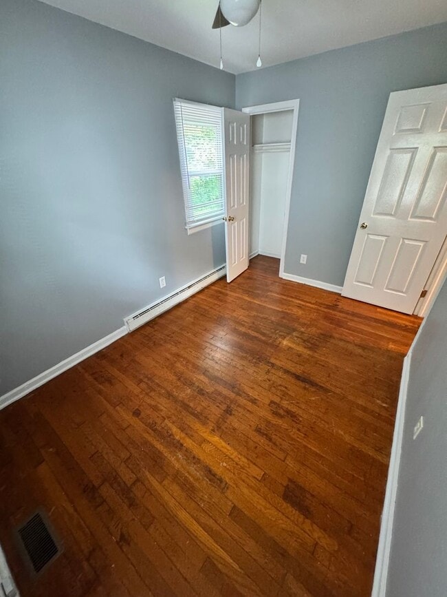 Building Photo - 3 bedroom house on quiet dead end! All ele...
