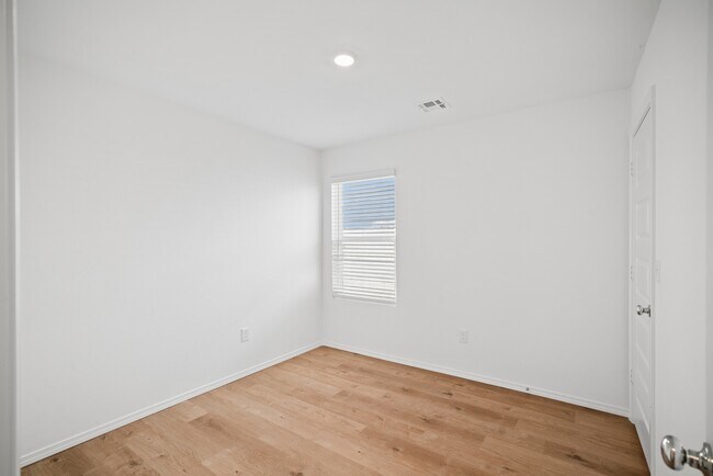 Building Photo - 2123 W 30th Pl